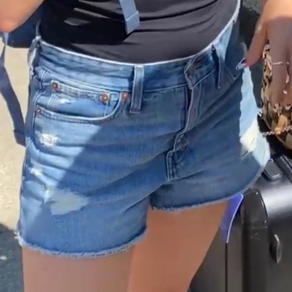 Madewell Relaxed Denim Shorts in Renfield Wash: Destructed Edition - Picture 3 of 5